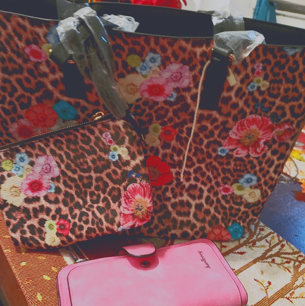 Boutique style purse set